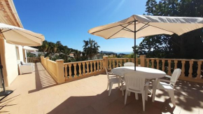 habitación con techo inclinado y vista al mar